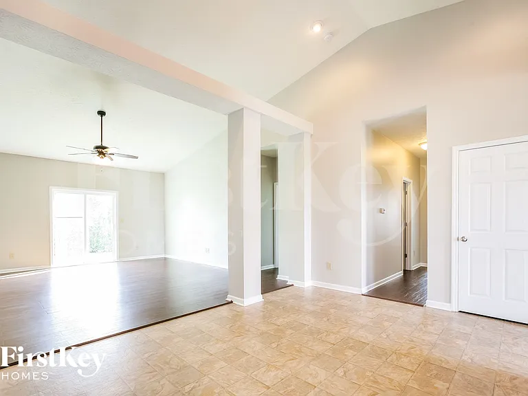 1301 Greenbriar Way — Photo 5