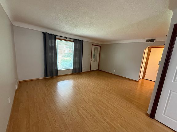 5th image of 1757 Beverly Ave