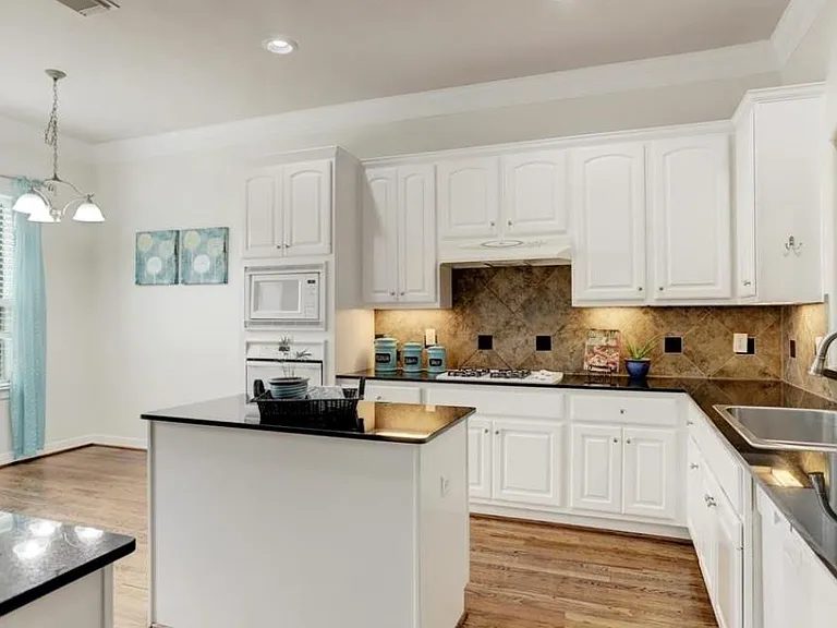 1506 Shady Villa Fern — Photo 9