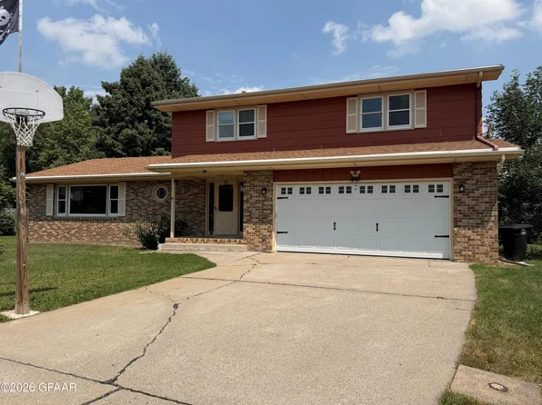 3215 Lord Cir, Grand Forks, ND 58201