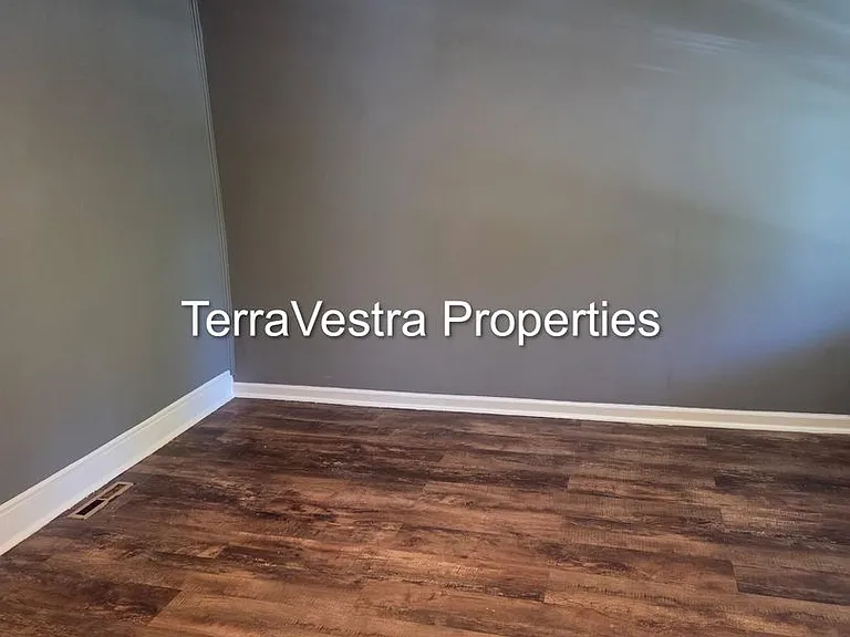 242 W Washington St — Photo 5