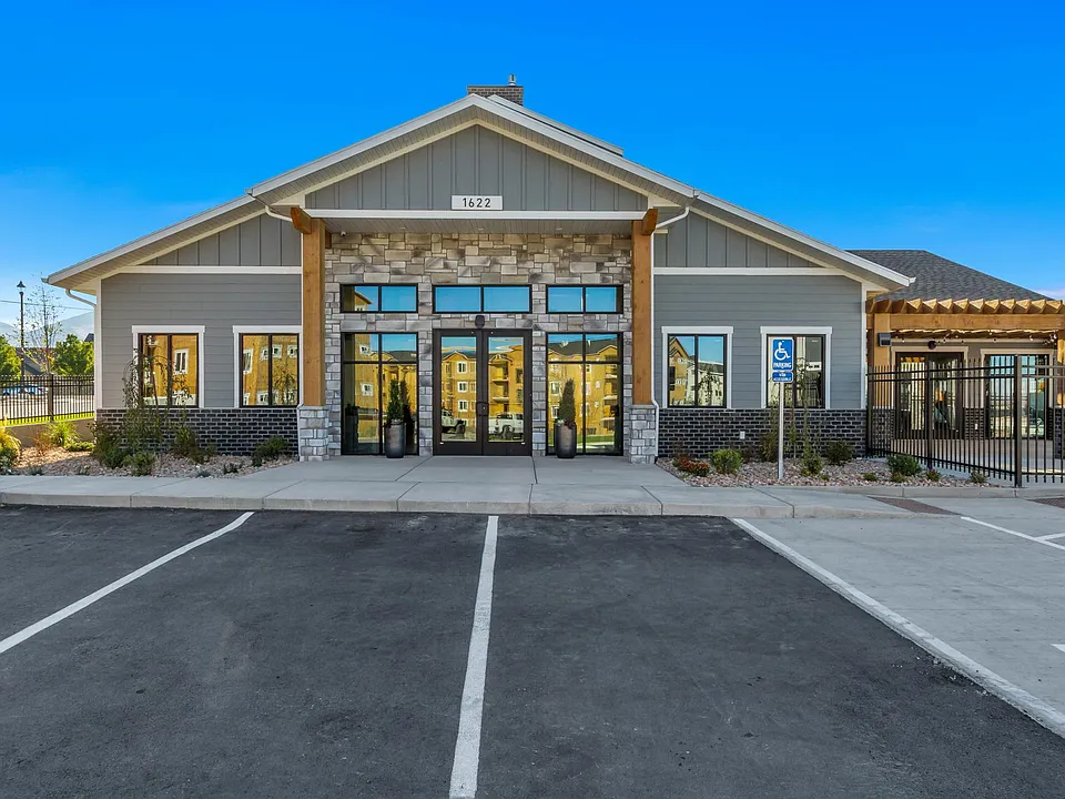 Ridgeline Parkway Apartments