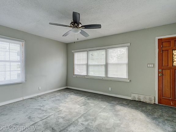 4th image of 18052 Mackay St