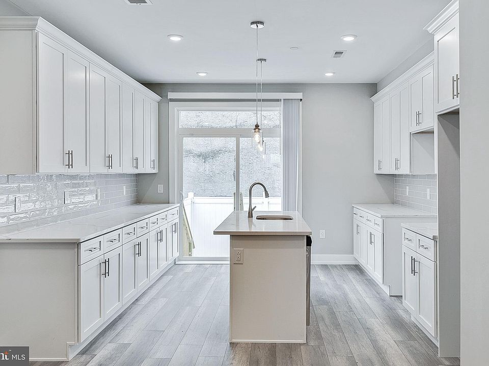 1st image of 924 W Susquehanna Ave #1