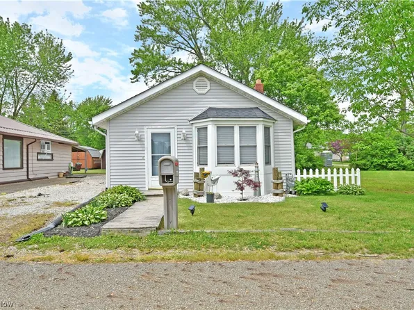 27292 Lake Front Dr, Beloit, OH 44609