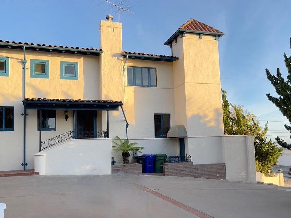 House seen from the spatial auto-court with a fountain