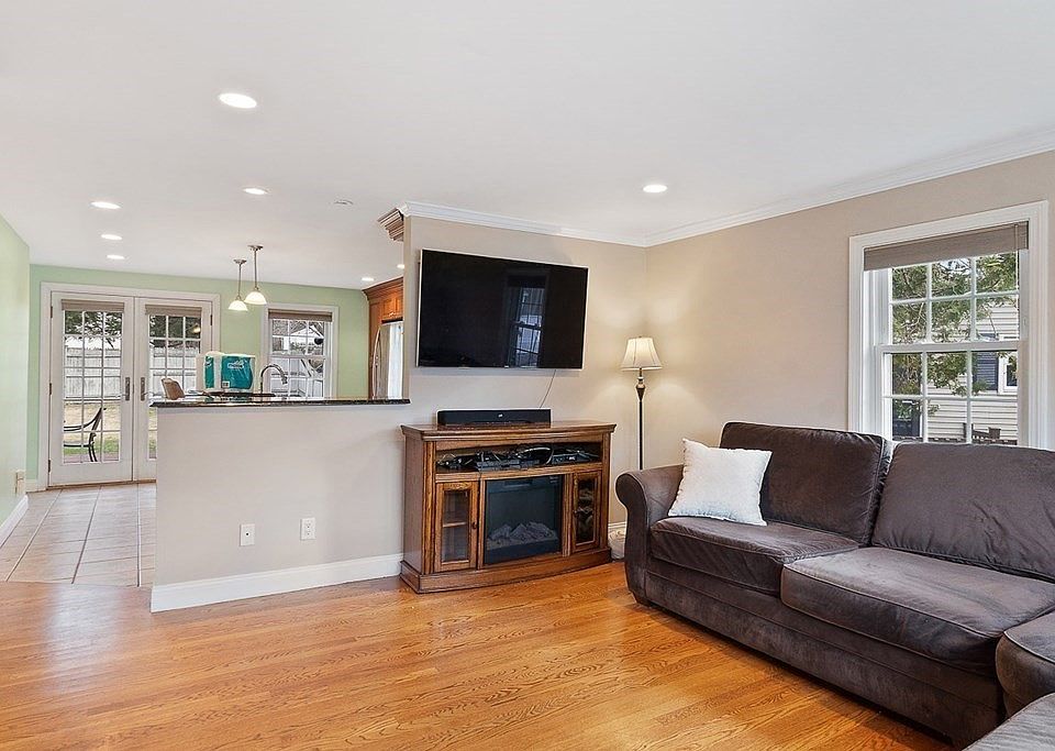 41 Willow St, Woburn, MA 01801 Zillow