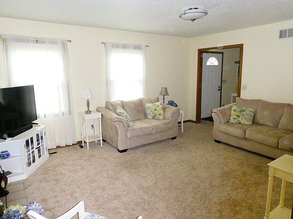 2nd image of 1350 Country Knoll Pl