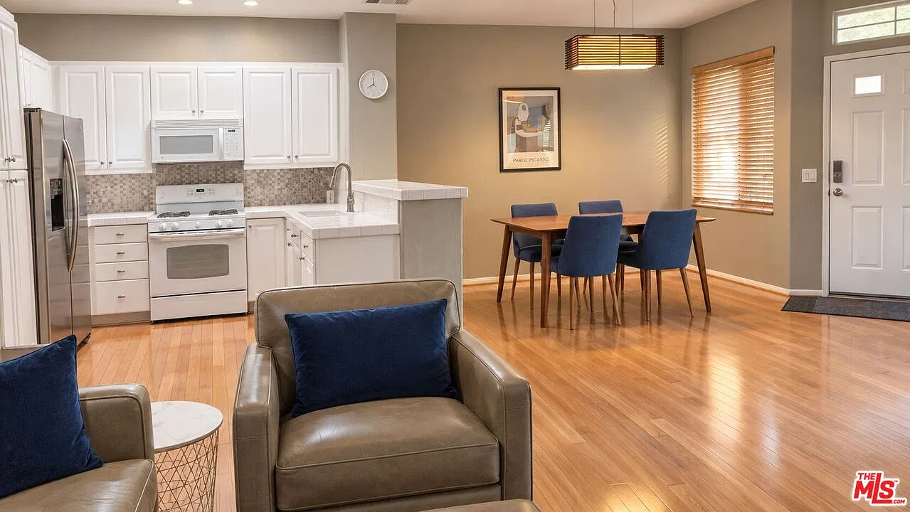 2 bed, 2.0 bath, 1022 sqft, $2,900 — Photo 3