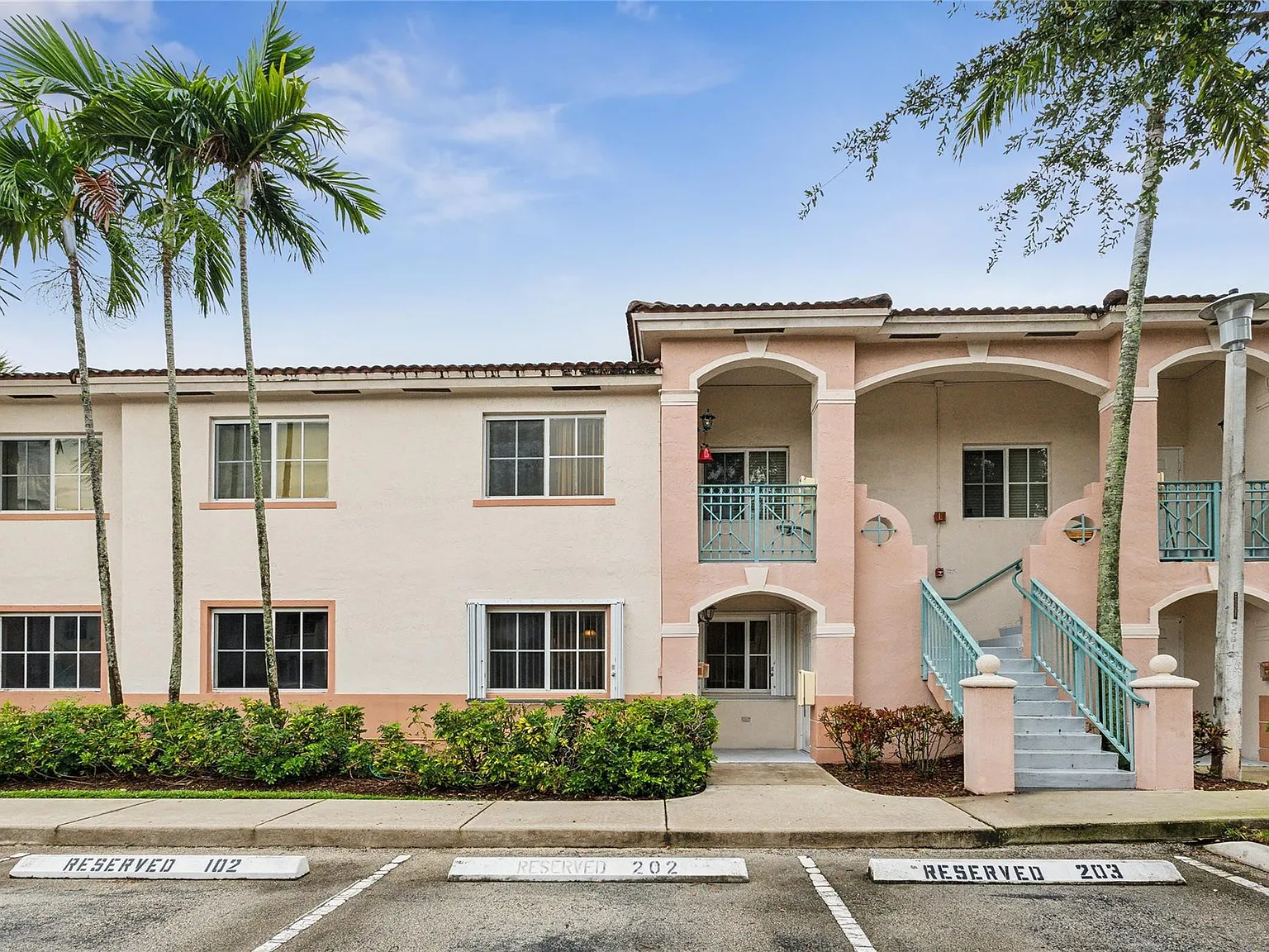 2 bed, 2.0 bath, 815 sqft, $2,100 — Photo 2