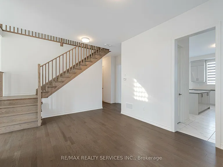 7 Sandhill Cres N — Photo 11