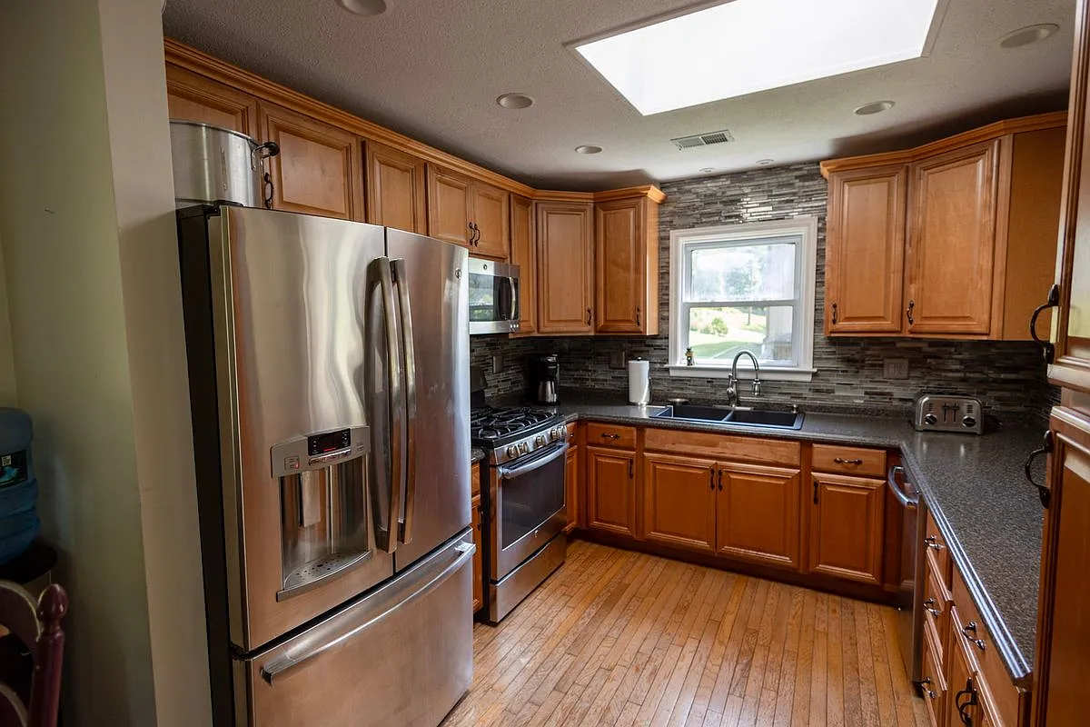 3 bed, 2.0 bath, 2247 sqft, $3,800 — Photo 3