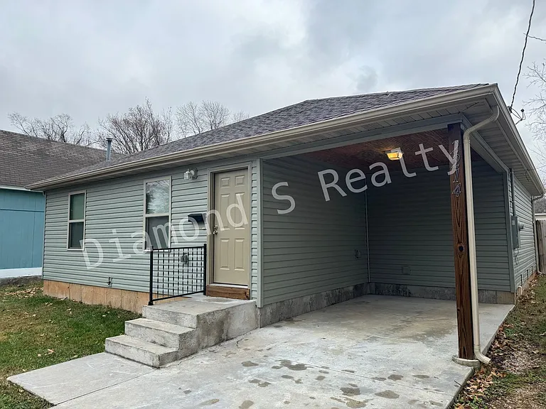2214 N East Ave — Photo 1