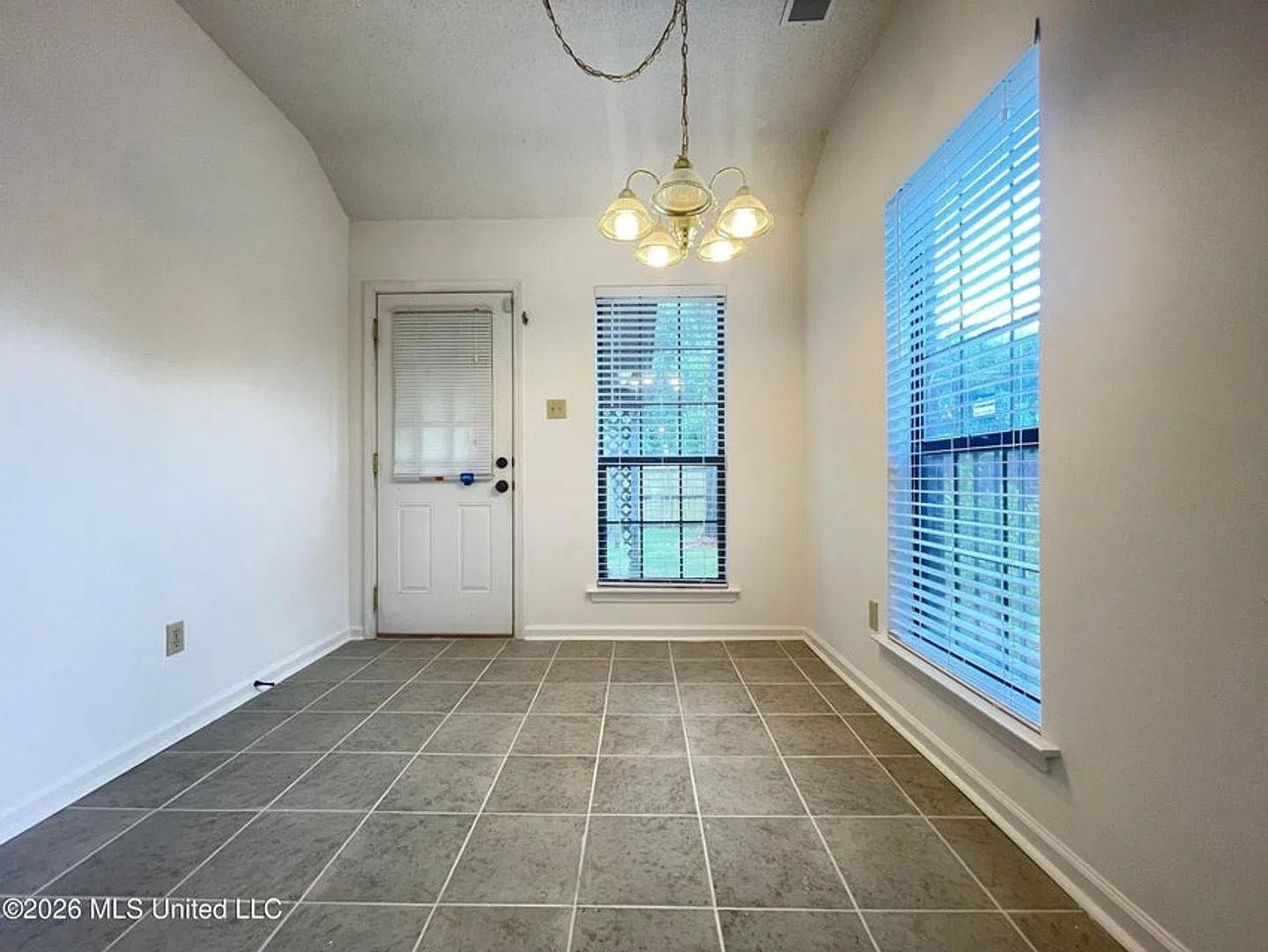 Townhouse close to everything!! new appliances — Photo 4