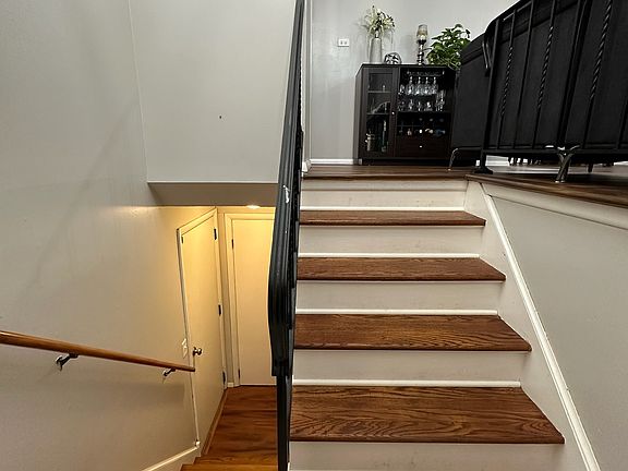 2nd image of 160 W Fullerton Ave