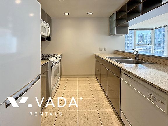 5th image of 928 Beatty St #1810