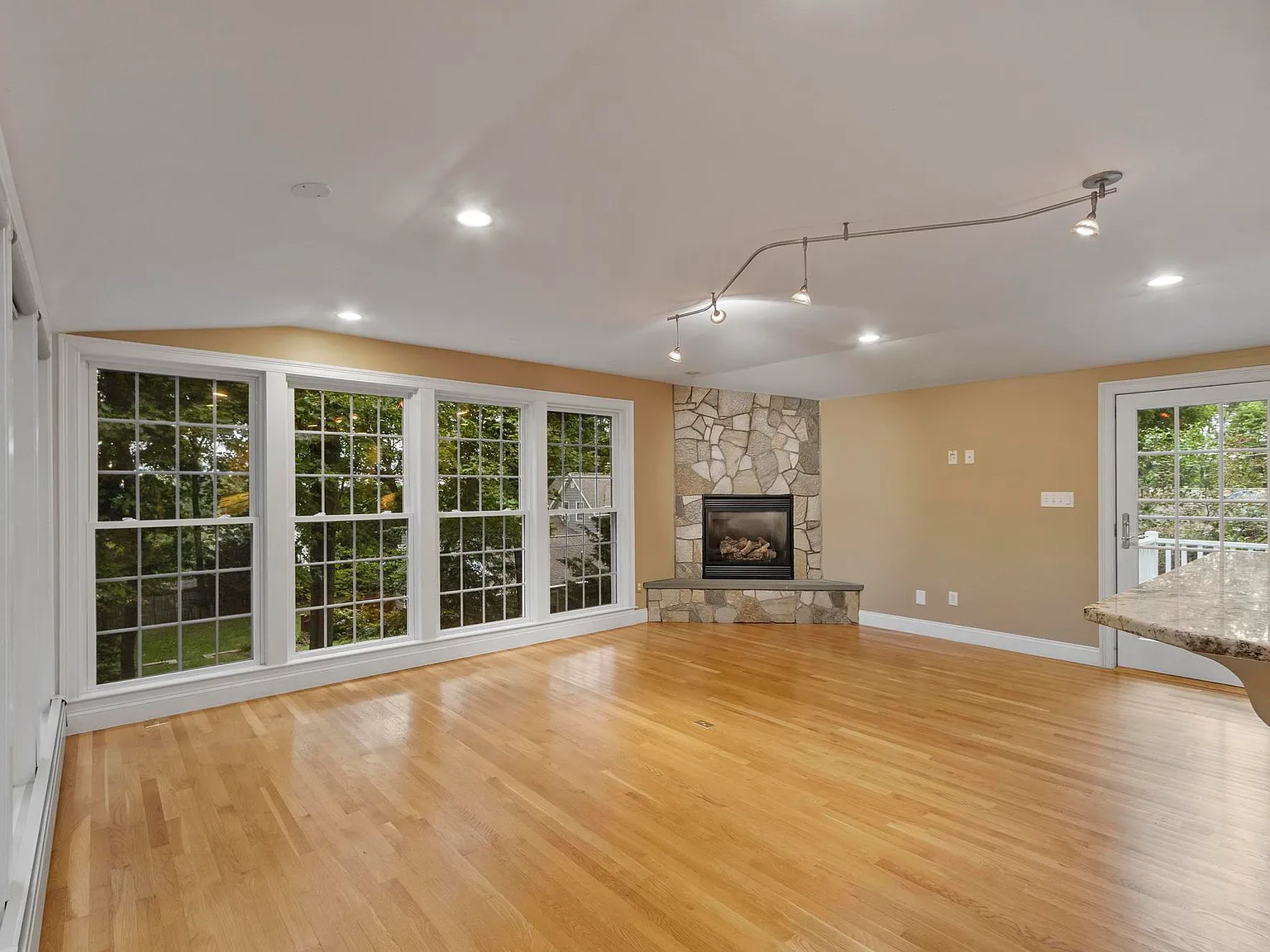 3 bed, 2351 sqft, $4,200 — Photo 3