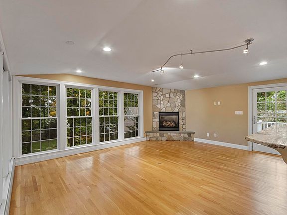 3rd image of 14 Steele St