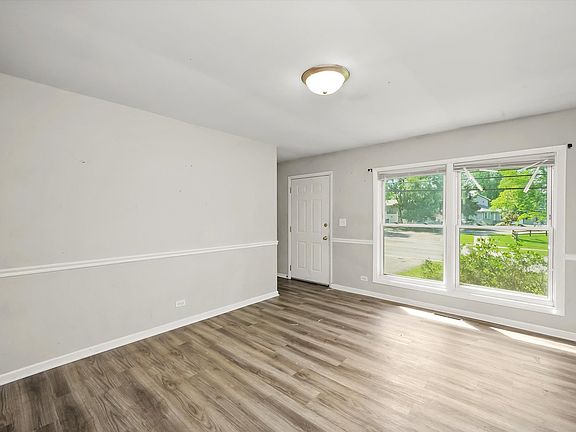 5th image of 18 E Clarendon Dr