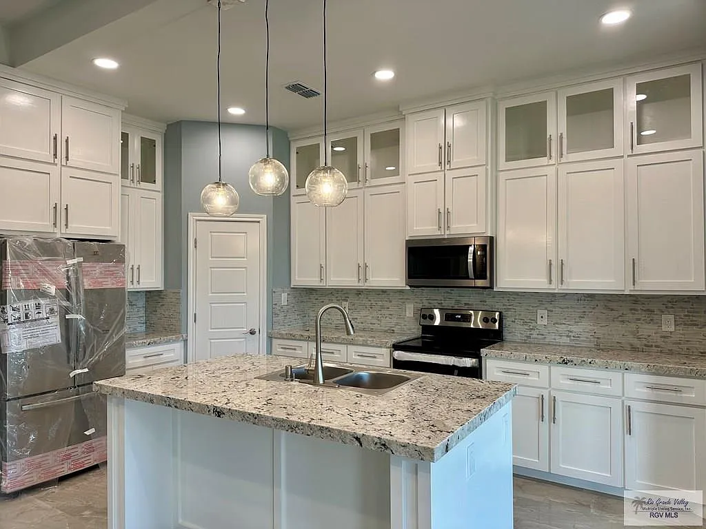 3 bed, 2.5 bath, 1650 sqft, $2,370 — Photo 3