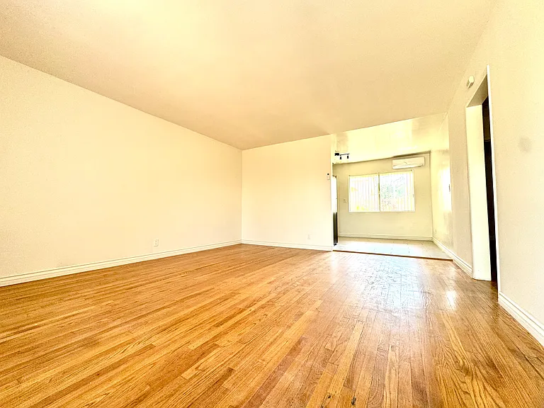 210 E Marshall St #C — Photo 3