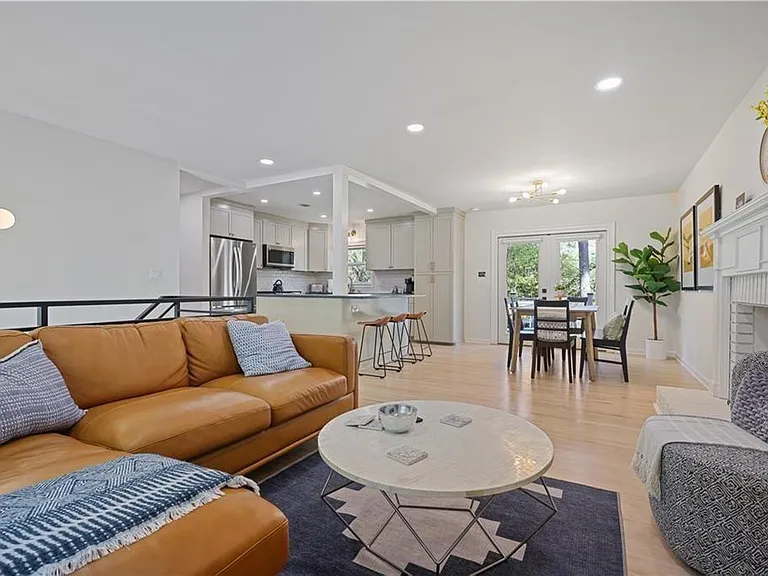 677 Hillandale Cir SW — Photo 2