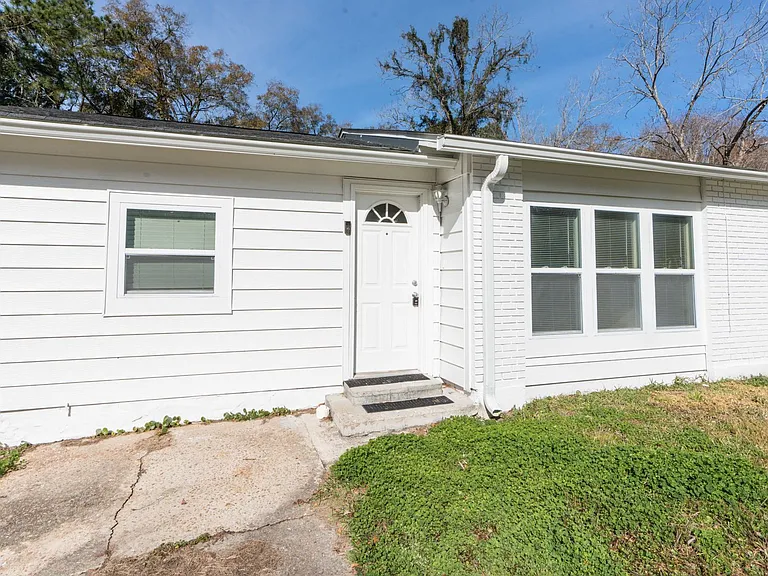 406 Essex Dr — Photo 4