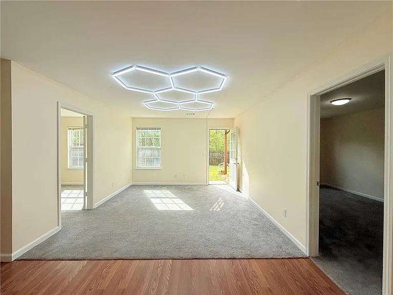 893 Hawthorn Ln — Photo 4
