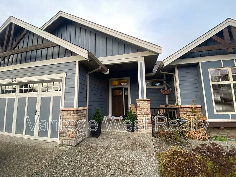 3 bed, 3.0 bath, 2390 sqft, $2,950 — Photo 2