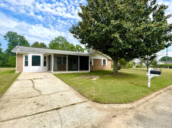 109 First Family Dr, Headland, AL 36345