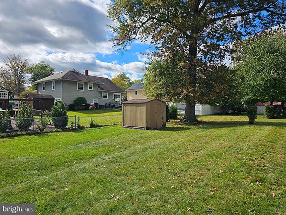 3rd image of 216 Avon Rd