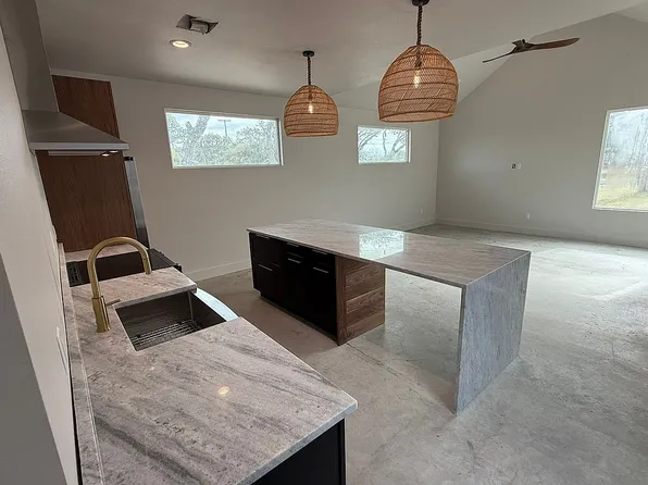 520 E King St, Rockport, TX 78382