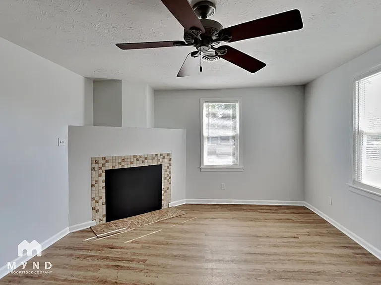 808 W Smith Valley Rd — Photo 3