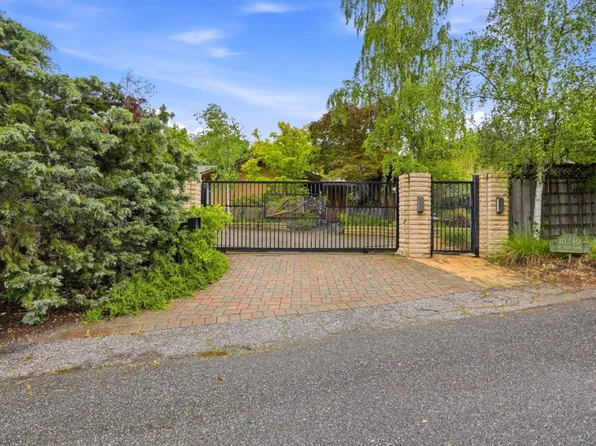 (undisclosed Address), Los Altos Hills, CA 94024