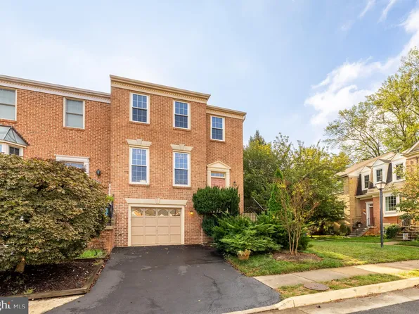 12323 Fox Lake Ct, Fairfax, VA 22033