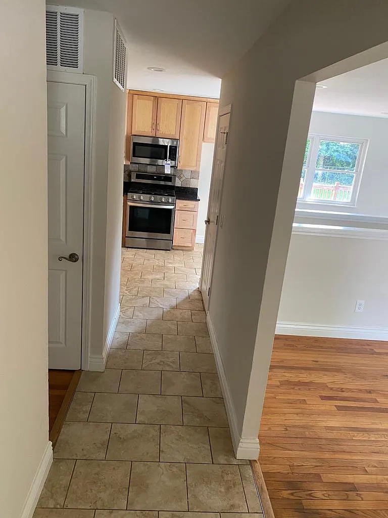 3 bed, 1176 sqft, $2,300 — Photo 2