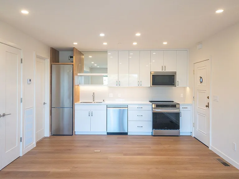 Stunning, Fully Remodeled Jr. 1bd/1ba! Remodeled! Private Deck! Parking! Laundry! Progressive! — Photo 7