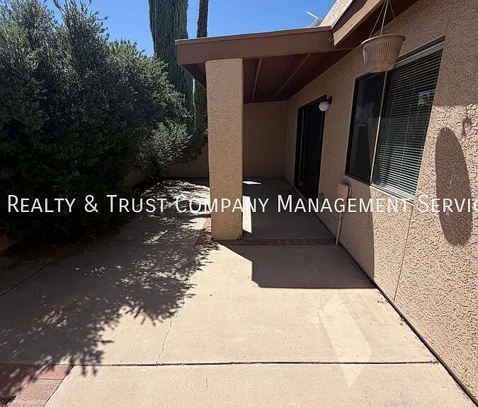 709 W Millbrook Ln — Photo 26