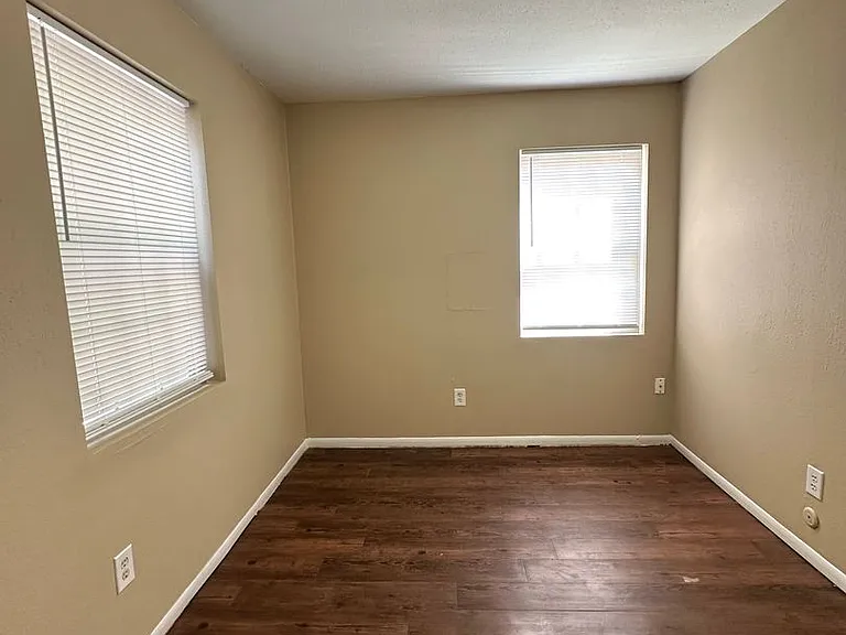 918 S Robberson Ave — Photo 11
