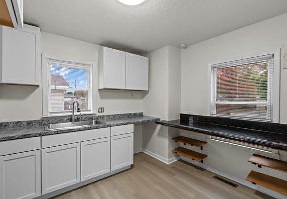 5th image of 4610 Campbell St