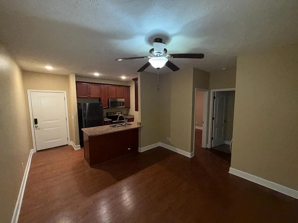 927 College St #725-825