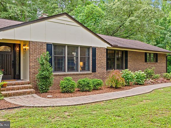 3rd image of 228 Dogwood Dr