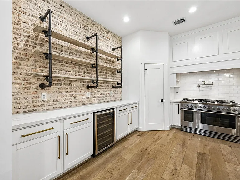 921 W 21st St — Photo 10