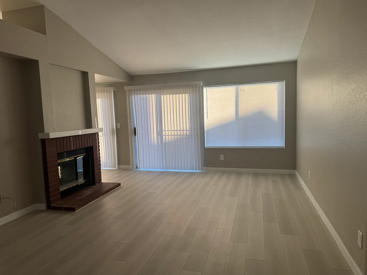 3 bed, 2.0 bath, 1555 sqft, $2,200 — Photo 4