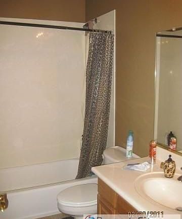 3rd image of 1036 E Oakland Ct