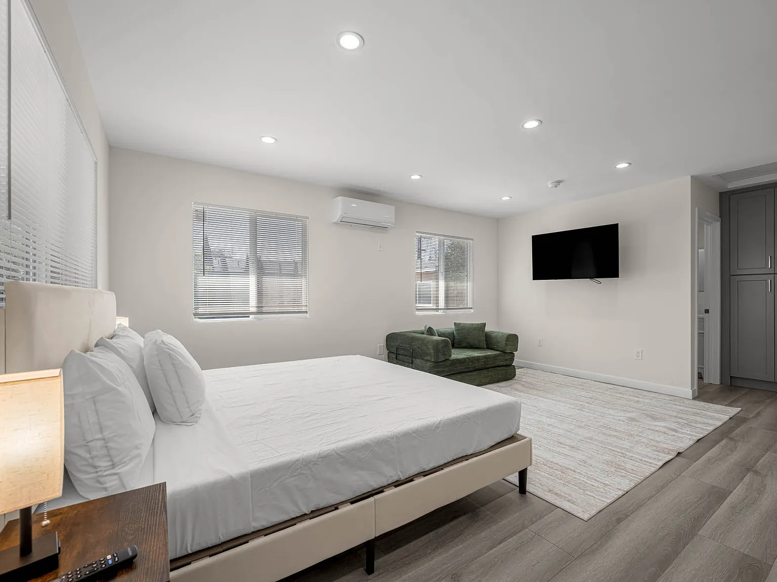 Studio, $3,000 — Photo 2