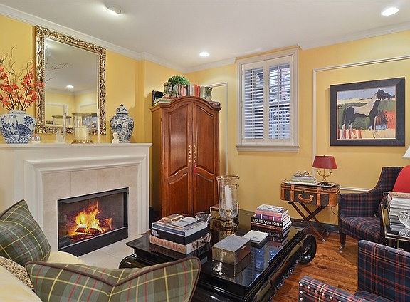3rd image of 444 W Roslyn Pl #1-D