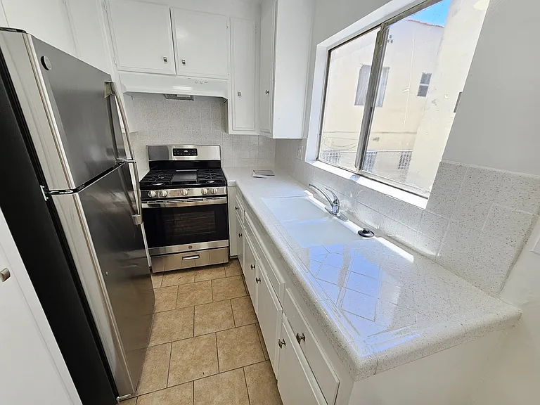 1202 N Fuller Ave #7 — Photo 5