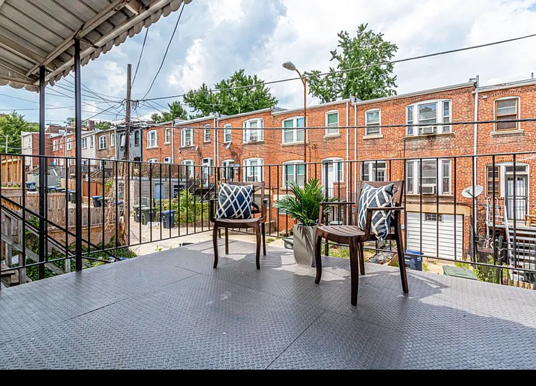 220 Adams St NE — Photo 37