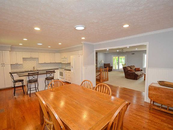 3rd image of 5625 Williamsburg Way